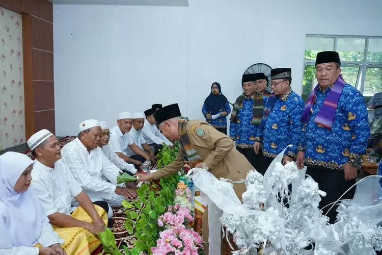 Bupati Asahan Surya Saat Mengupah-upah Calon Jamaah Haji&nbsp; (Realitasonline.id/HS)