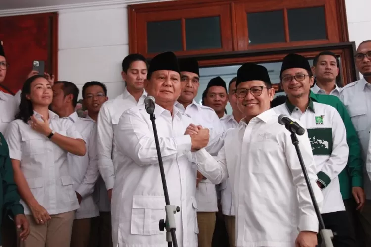 Ketua Umum Partai Gerindra Prabowo Subianto (kiri) dan Ketua Umum Partai Kebangkitan Bangsa (PKB) Muhaimin Iskandar (kanan) berjabatan tangan seusai membuka Sekretariat Bersama (Sekber) Partai Gerindra - PKB di Jakarta, Senin (23/1/2023). Pembukaan Sekber tersebut untuk mempererat koalisi kedua part (ANTARA FOTO/Reno Esnir - nym.)