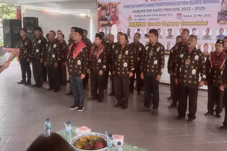 Pengurus PABPDSI Karo saat dilantik Kadis PMD Kabupaten Karo  (Realitasonline.id/just purba)