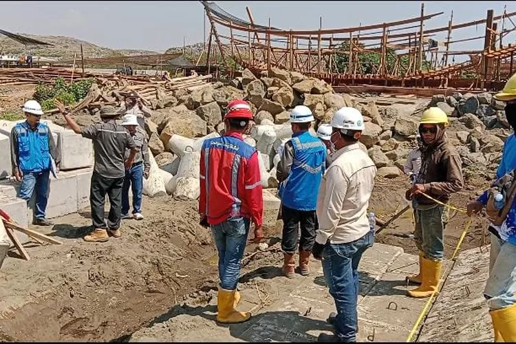 Pengukuran dan pemasangan patok tanda batas lahan terdampak tanggul laut Pantai Salamaran Kota Pekalongan oleh Balai Besar Wilayah Sungai (BPWS) Pemali Juana dan Pemerintah Desa Denasri Kulon Kabupaten Batang. (Muslihun)