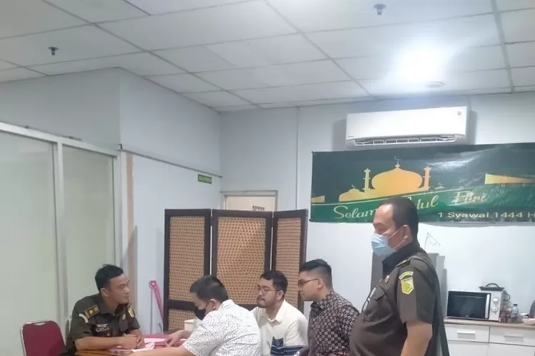  Tim Penyidik Jampidsus Kejaksaan Agung RI melimpahkan tahap II untuk dua tersangka korupsi penyediaan infrastruktur Base Transceiver Station (BTS) dan infrastruktur pendukung Kominfo tahun 2020-2022 ke JPU Jakarta Selatan, Senin (22/5).  (ANTARA/HO-Puspenkum Kejaksaan Agung)