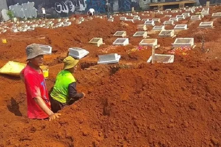 GALI KUBUR : Proses pemindahan ratusan jenazah di TPU Kumpi Saribah, Jalan Haji Konim, Kelurahan Grogol, Kecamatan Cinere, beberapa waktu lalu. (DOK. JAWA POS)