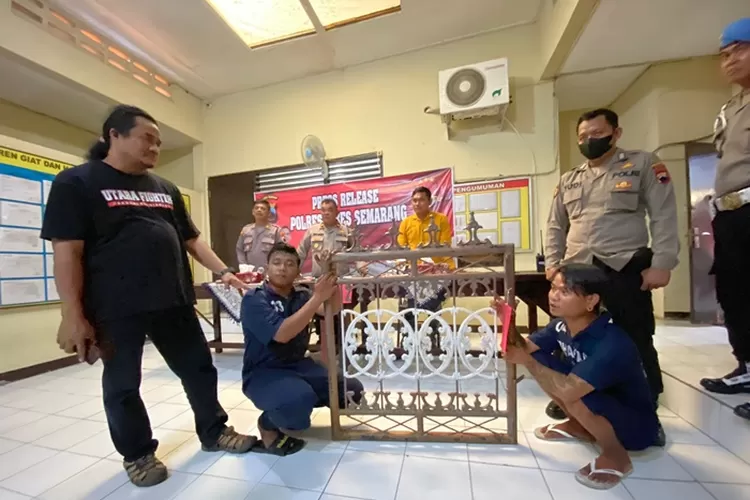 Dua maling pagar di Perumahan Tanah Mas Semarang saat diamankan Polsek Semarang Utara.  (Istimewa)