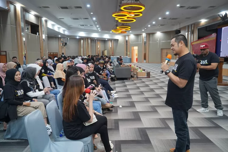 Mang Dayat selaku pemerhati budaya sejarah dan content creator bersama Bro Juju Onyols digandeng sebagai motivator  dan narasumber dalam  workshop untuk menggali content creative multi cultural yang  ada di Tanjung Enim.  (dok)