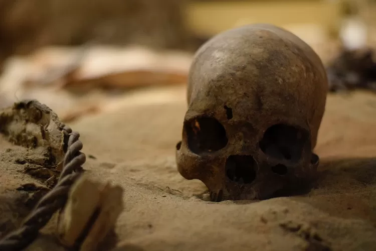 Inilah beberapa benda yang terkait sihir, santet, dan guna-guna. Segera hancurkan lalu langsung buang jika anda temukan (www.pexels.com)