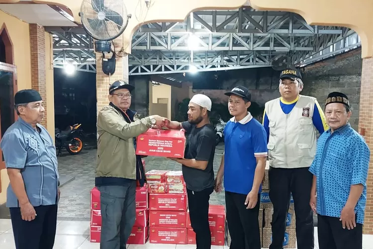 BANTUAN&nbsp; : Serah terima bantuan dari Tagana Kota Depok kepada warga RW9 Jatijajar. (ANDIKA EKA/RADAR DEPOK)