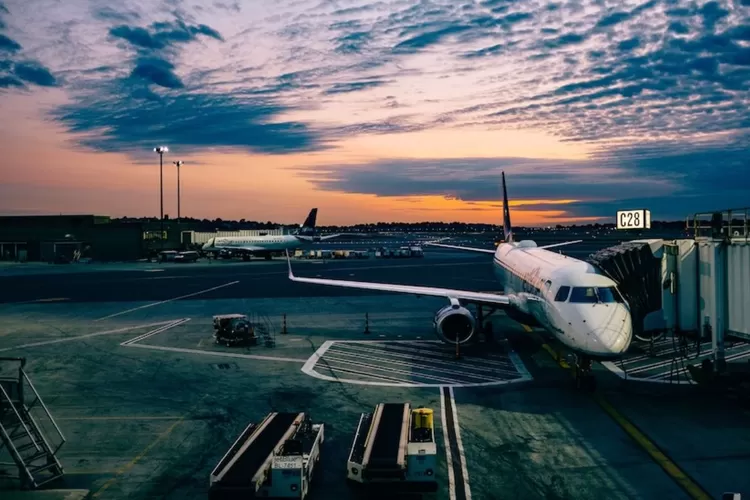 Ilustrasi pesawat  terbang. Viral sultan nganjuk parkir pesawat depan rumah bikin netizen melongo (Unsplash.com/Ashim D&rsquo;Silva)