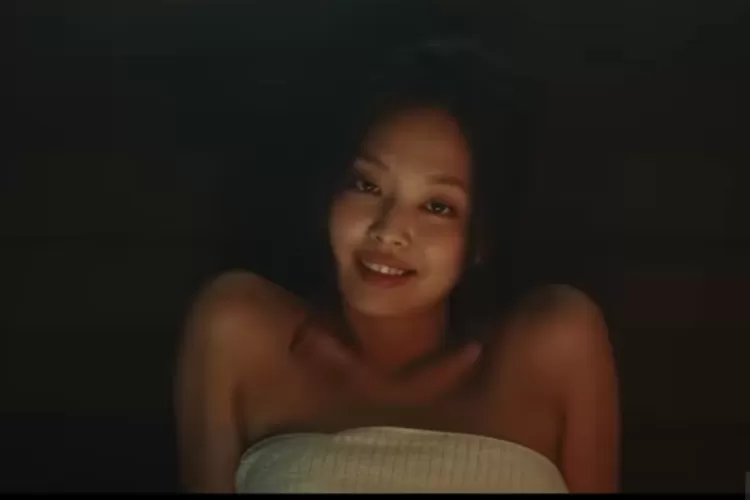 Jennie BLACKPINK di salah satu adegan drama The Idol (Tangkapan Layar YouTube/The Weeknd)
