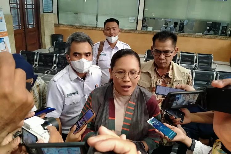 VP Corporate Secretary KAI Commuter, Anna Purba saat ditemui wartawan di Stasiun Surabaya Gubeng