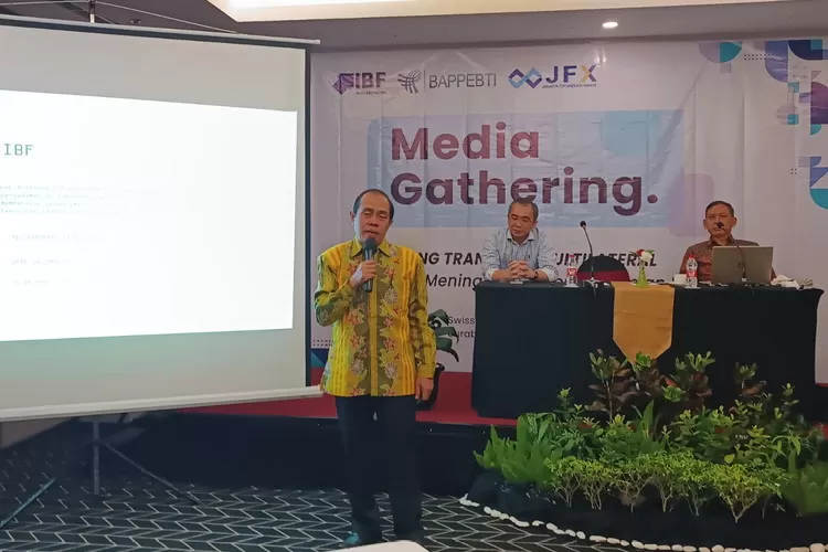 Dirut PT International Business Futures, Ernawan saat memberi paparan kepada media di Surabaya