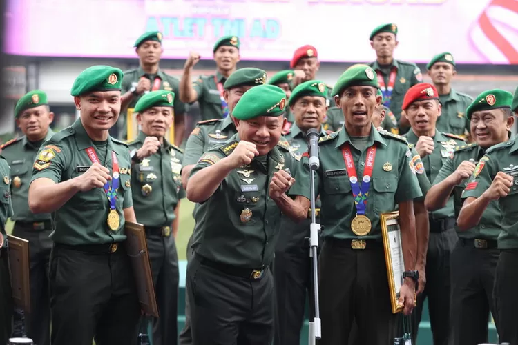 Kasad Jenderal Dudung memberikan apresiasi dan penghargaan kepada 'anak-anak' nya tersebut dalam sebuah upacara khusus yang digelar di Lapangan Mabesad, Jakarta, Rabu (24/5/2023). Foto: Dispenad
