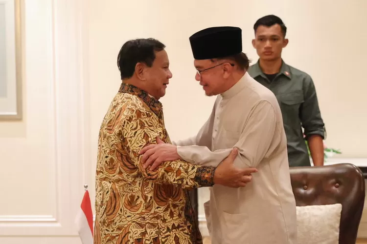 Menhan Prabowo Subianto melakukan pertemuan bilateral dengan PM Malaysia Anwar Ibrahim di Malaysia, pada Selasa malam (23/5/2023) Foto: Humas Kemhan
