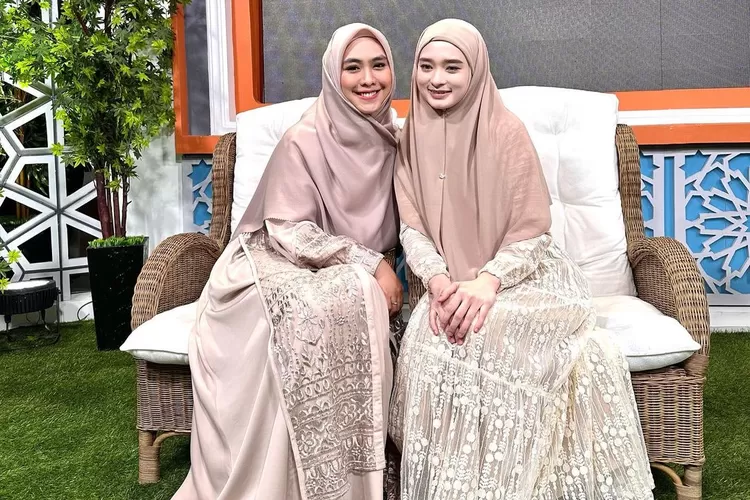 Potret Inara Rusli bersama Oki Setiana Dewi setelah menjadi bintang tamu dalam acara Islam Itu Indah (instagram.com/mommy_starla)