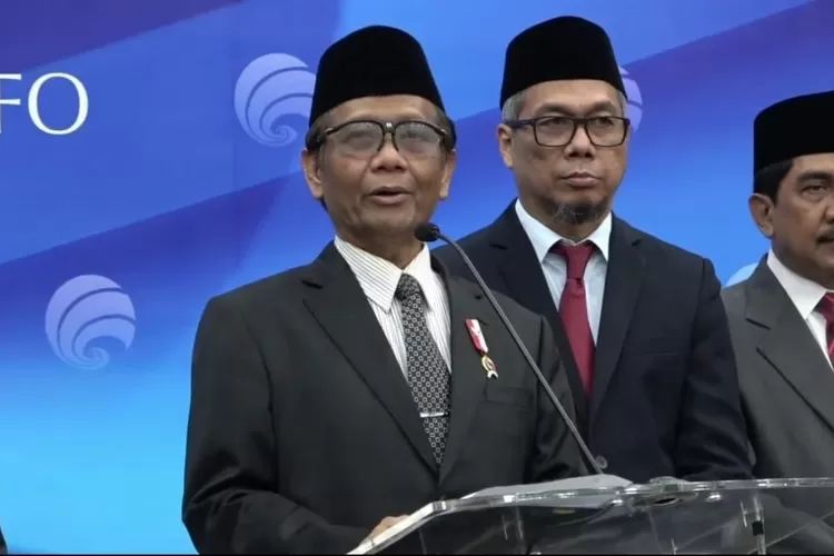 Plt Menkominfo Mahfud MD melapor ke Presiden Jokowi soal dugaan parpol yang diduga menerima uang korupsi BTS 4G Kominfo. (Net)