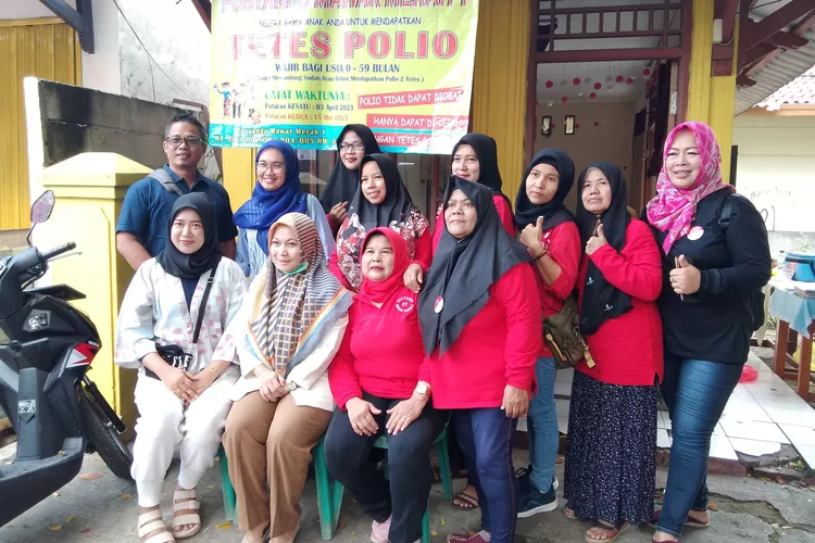 Srikandi LSM SOMASI memberikan bantuan kepada Posyandu, Ibu, dan Balita dalam aksi berbagi kasih di Bekasi Jaya, Bekasi Timur, Kota Bekasi, Rabu (24/5/2023)