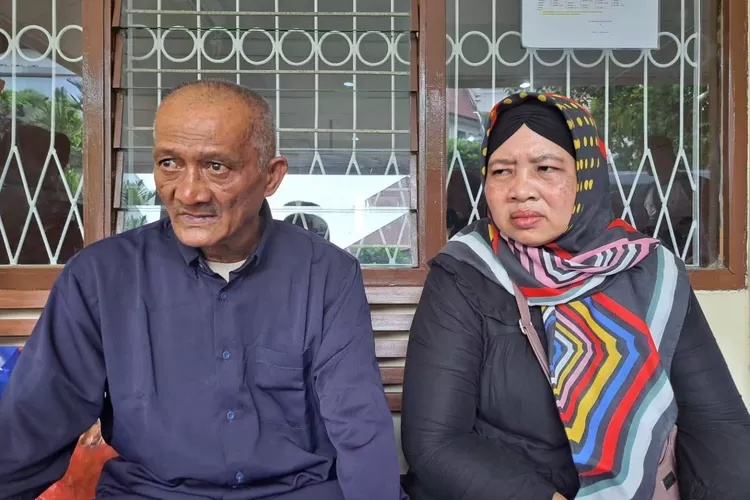 Orang tua korban pengeroyokan di Kayumanis saat menghadiri sidang di PN Kota Bogor, Selasa (23/5/2023).