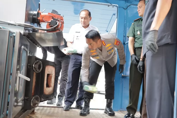 Polres Jakbar lakukan pemusnahan narkoba.  (Foto: PMJ News)