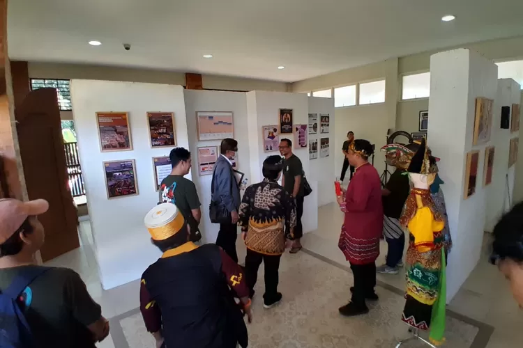 Pameran data bertajuk Archipelagos oleh mahasiswa S3 Pendidikan Unnes Semarang yang digelar di Kampung Budaya.  (Ayosemarang.com/ Audrian Firhannusa)