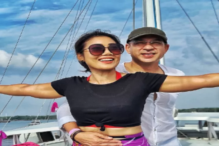 Ari Wibowo dan Inge Anugrah saat berlibur di Nusa Penida, Bali (Instagram @ariwibowo_official )