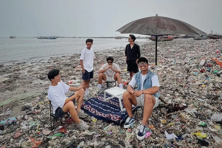 Potret Pandawara Grup di Pantai Labuan Pandeglang Banten (Instagram @pandawaragroup)