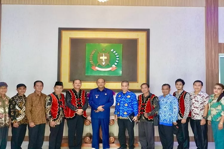 Plt Bupati Langkat Syah Afandin foto bersama Pengurus HIMNI LANGKAT (Realitasonline.id/Alwi)