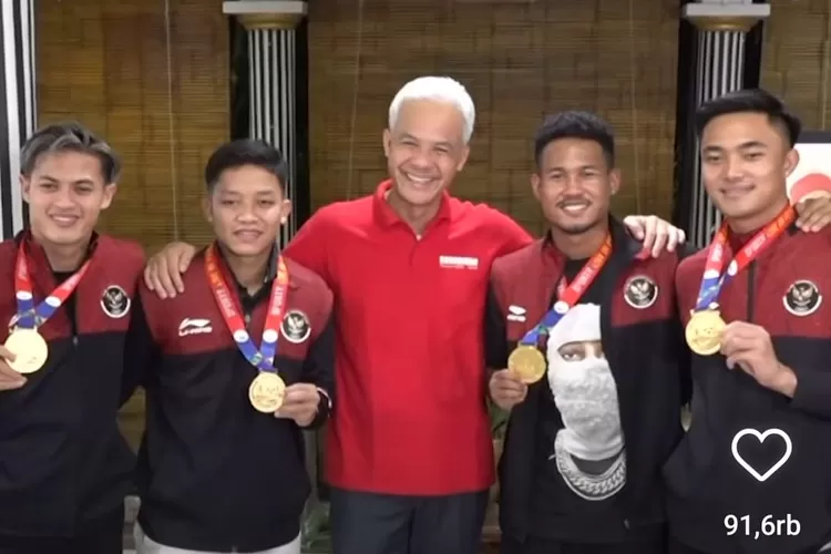 Gubernur Jawa Tengah Ganjar Pranowo bertemu dengan empat pemain Timnas Indonesia U-22 asal Jateng. (Dok. Instagram @ganjar_pranowo)