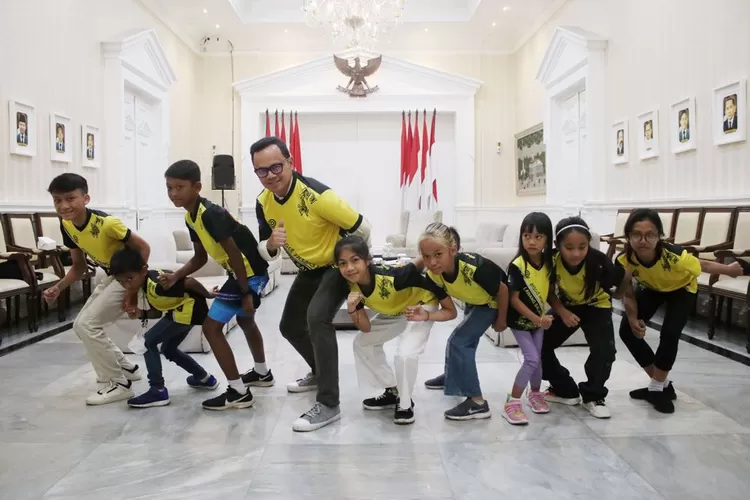 Atlet Inline Skate bersama Wali Kota Bogor Bima Arya sebelum tanding ke Semarang. (Prokompim Kota Bogor)