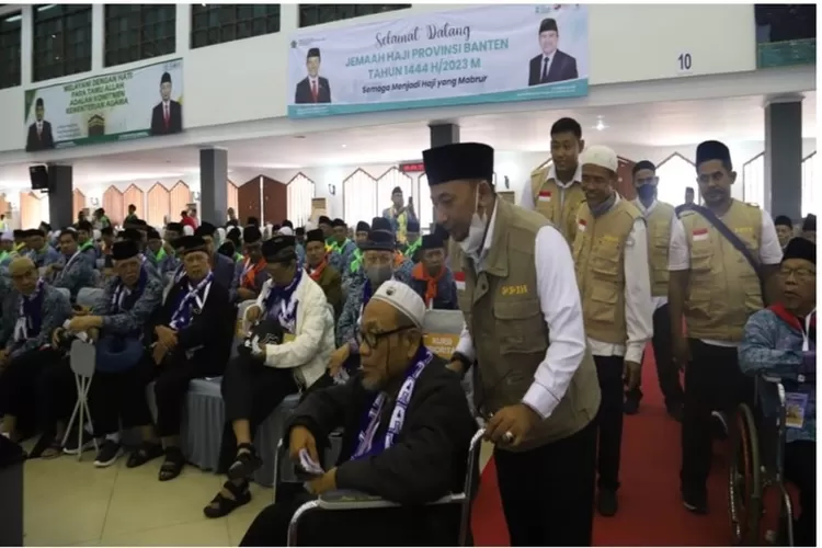 Petugas Penyelenggara Ibadah Haji membantu para jemaah lansia (Kemenag)