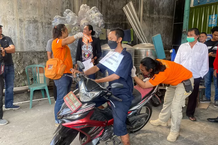 Tersangka pembunuhan sadis di Tembalang Semarang, Muhammad Husen saat melakukan rekontruksi. (Ayosemarang.com/ Audrian Firhannusa)