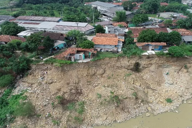 Terlihat dari atas kondisi longsor yang terjadi di sekitar area jembatan Cipamingkis Kecamatan Cibarusah (Newsroom Diskominfosantik)