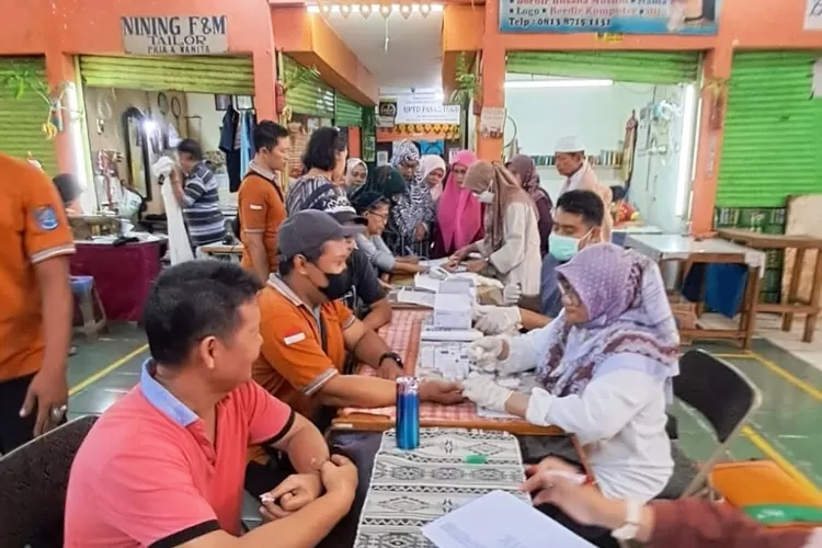LAYANAN : Pemeriksaan kesehatan kepada pengunjung dan pedagang Pasar Tugu oleh Dinkes Kota Depok. (ANDIKA EKA/RADAR DEPOK)