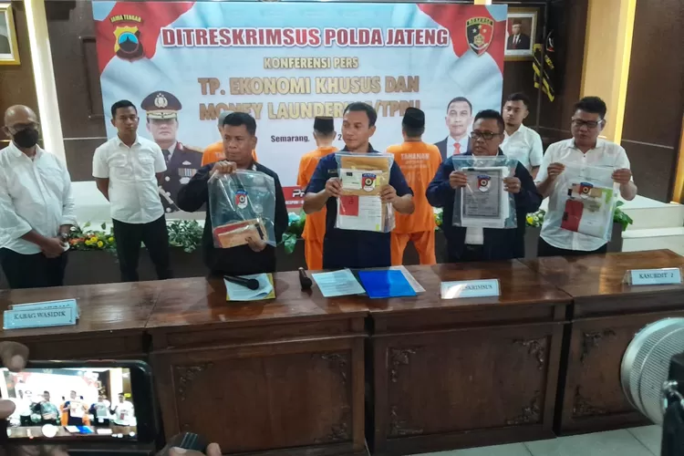 Ditreskrimum Polda Jateng saat merilis ungkap kasus pencucian uang di Universitas Muria Kudus.  (Ayosemarang.com/ Audrian Firhannusa)