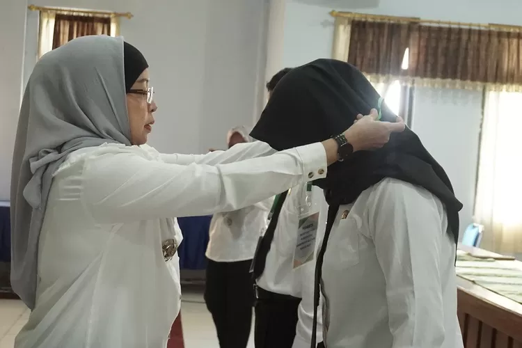 Penjabat Bupati Batang Lani Dwi Rejeki mengalungkan tanda peserta Orientasi Pegawai Pemerintah dengan Perjanjian Kerja (PPPK) Tahun 2023.  (Foto: Muslihun/ kontributor Batang.)