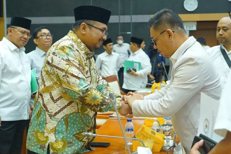Menteri Agama berjabat tangan dengan Wakil Ketua Komisi VIII DPR RI Ace Syadzily, di Jakarta, Selasa (23/5/2023), usai  kesepakatan biaya haji kuota tambahan sebesar Rp288 miliar.