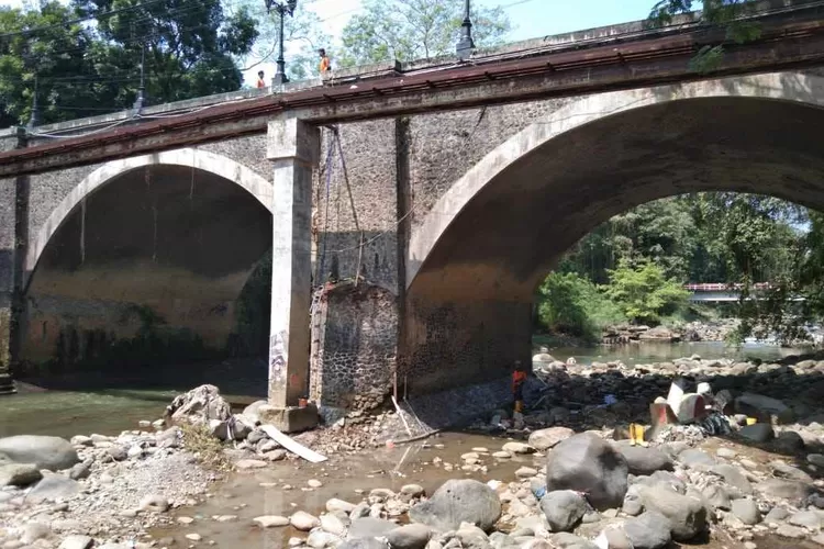 Kondisi Jembatan Sempur, Kota Bogor, kian mengkhawatirkan karena bawahnya terus tergerus aliran Sungai Ciliwung. (Foto: Sofyansyah/Radar Bogor)