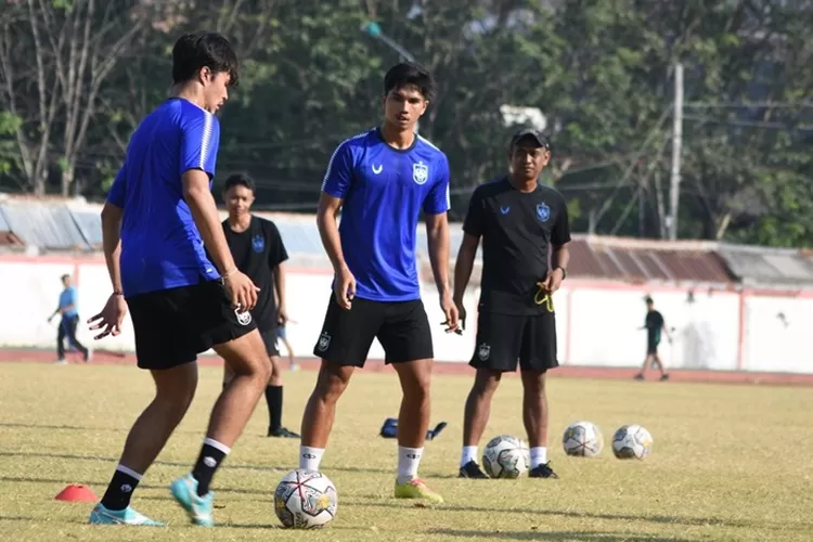 Rizky Dwi saat berlatih bersama PSIS Semarang di Stadion Jatidiri.  (Ayosemaraang.com/ Audrian Firhannusa)