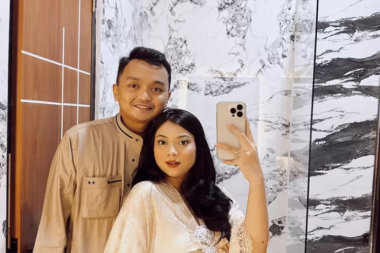 Beauty Influencer bersama suaminya, Hanum Mega sedang berbadan dua, instastory bukti chat, instastory foto bercaption berupa pertanyaan (Instagram/real.hanummega)