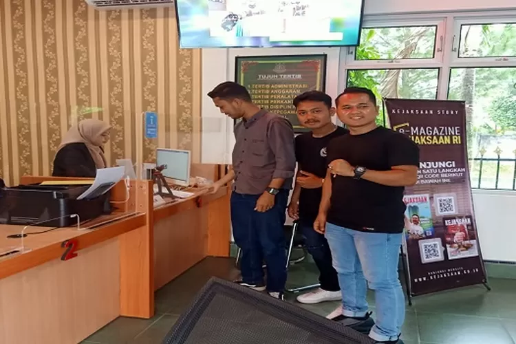IKMA saat menyerahkan berkas laporan ke Kejaksaan Negeri Asahan    (Realitasonline.id/HS)
