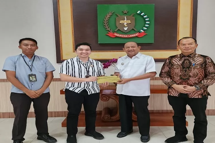 Plt Bupati Langkat Syah Afandin Saat Menerima Pengembalian Keuangan Negara  (RealitasOnline.id/MA)