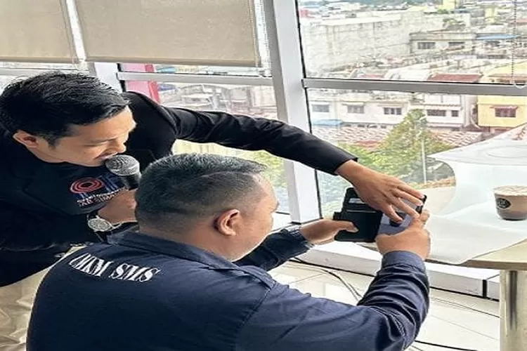 tekhnik pengambilan foto di acara Pelatihan Fotografi Bagi Pelaku UMKM Siantar oleh Witel Sumut  (Realitasonline.id/SS)