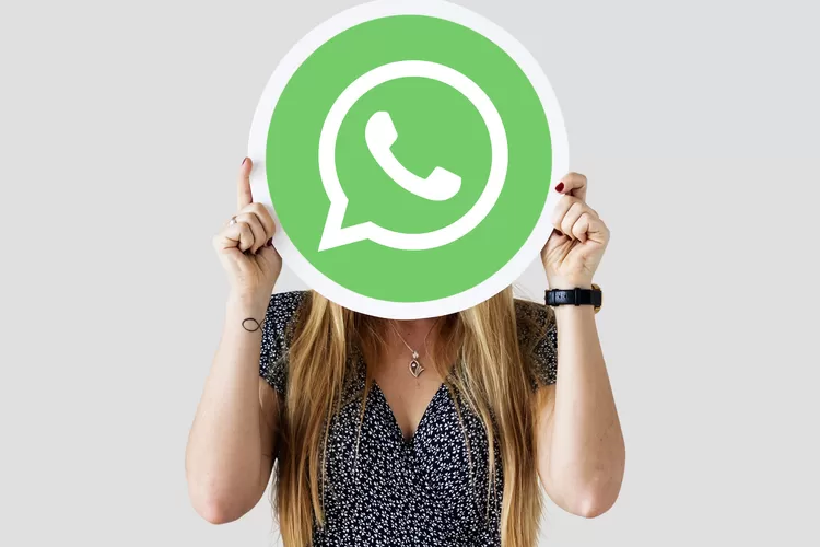 Whatsapp luncurkan fitur Chat Lock yang membuat pengguna dapat menyembunyikan pesan yang tidak ingin dilihat orang lain tanpa izin (Freepik)