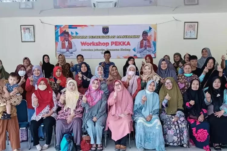 BERSEMANGAT : Foto bersama usai kegiatan workshop bagi anggota dan pengurus Pemberdayaan Perempuan Kepala Keluarga (PEKKA) Kelurahan Jatimulya.