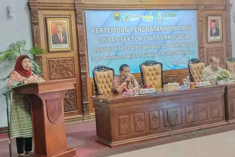 Penjabat Bupati Batang, Lani Dwi Rejeki saat rapat koordinasi penanganan ODF di aula Kantor Bupati Batang. (Muslihun kontributor Batang)