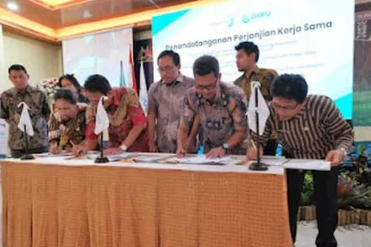 Penandatanganan Kerjasama PT BIRU dengan Pemerintah Daerah Surakarta untuk Program Pelatihan  Sekolah Menengah Kejuruan (SMK) di SMK Warga, Solo, (Endang Kusumastuti)