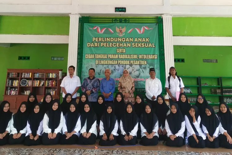 Foto bersama nara narasumber sosialisasi perlindungan anak dari pelecehan seksual serta cegah tangkal paham radikalisme, intoleransi di lingkungan pondok pesantren di Kabupaten Batang.  ( Foto: Muslihun/kontributor Batang)