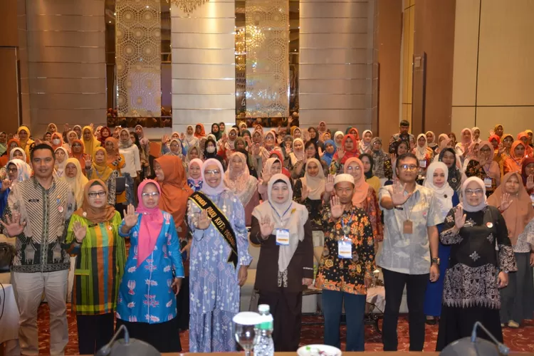  Bunda PAUD Kota Padang Ny. Genny Hendri Septa  bersama pendidik PAUD. (Prokopim Pdg)