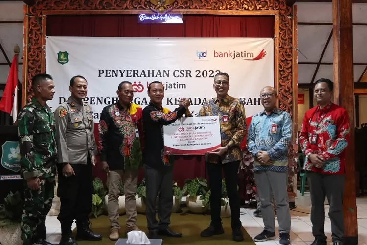 Dirut Bank Jatim Busrul Iman (3 dari kanan) saat menyerahkan CSR berupa PJU Solar Cell secara simbolik