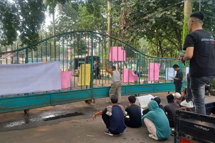 Puluhan warga Desa Cimayang, Kecamatan Pamijahan, Kabupaten Bogor, menggelar aksi unjuk rasa di depan Komplek Pemkab Bogor, Kamis (25/5/2023). (Foto: Hendi/Radar Bogor)