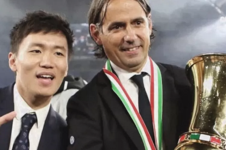 Simeone Inzaghi mengangkat piala Coppa italia 2022/2023 (Instagram @goalcomindonesia)