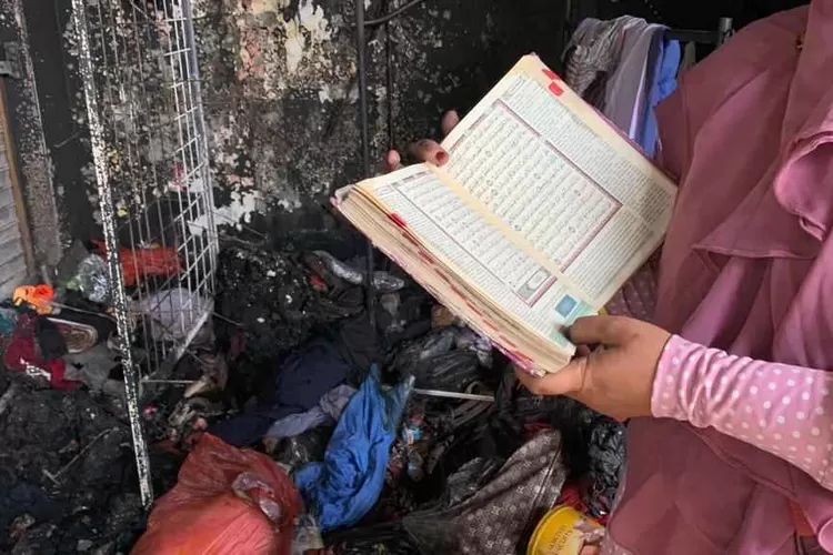Nampak kondisi Al-Quran yang masih utuh tak ikut hangus terbakar saat ruko di Jalan Raya Dramaga, mengalami kebakaran pada Jumat (26/5/2023) pagi. (Foto: Jainal/Radar Bogor)